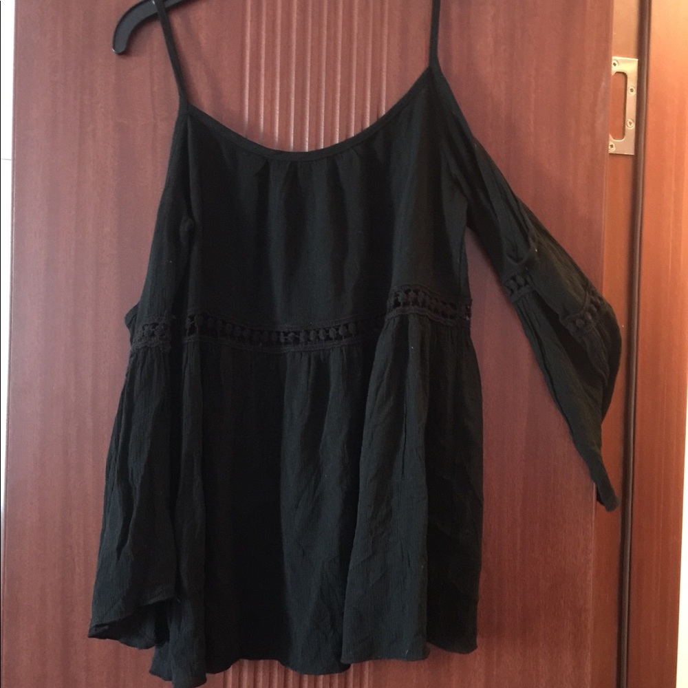 Cut out shoulder bellbottom sleeve  top